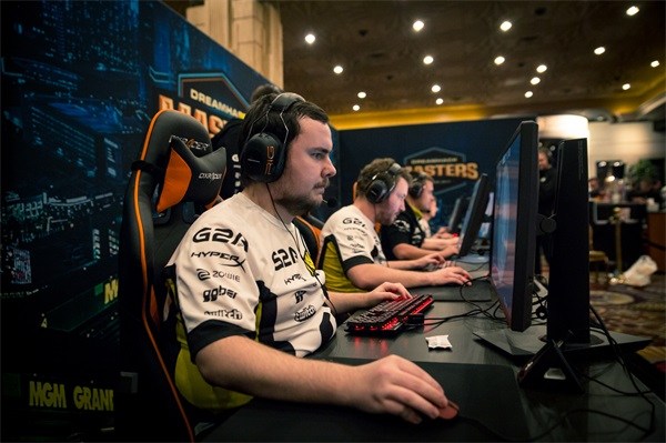 类似条款在